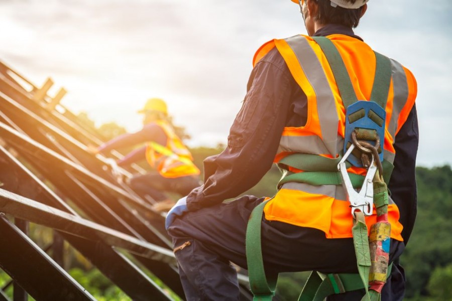 Travaux de toiture : comment anticiper les risques de chute en hauteur ?