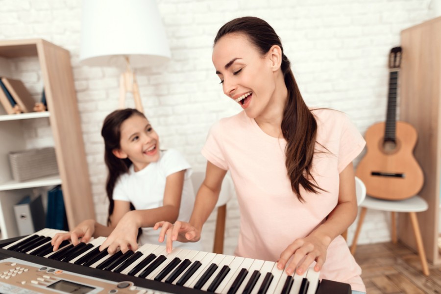 5 raisons pour lesquelles jouer du piano stimule le cerveau
