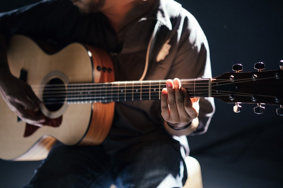 Comment apprendre à jouer de la guitare